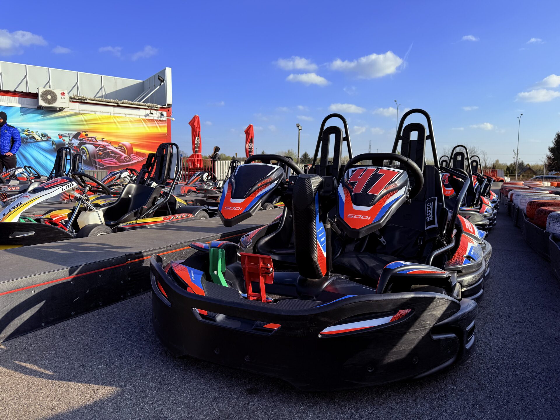 Gokart na torze SadKarting przed tablicą wyników