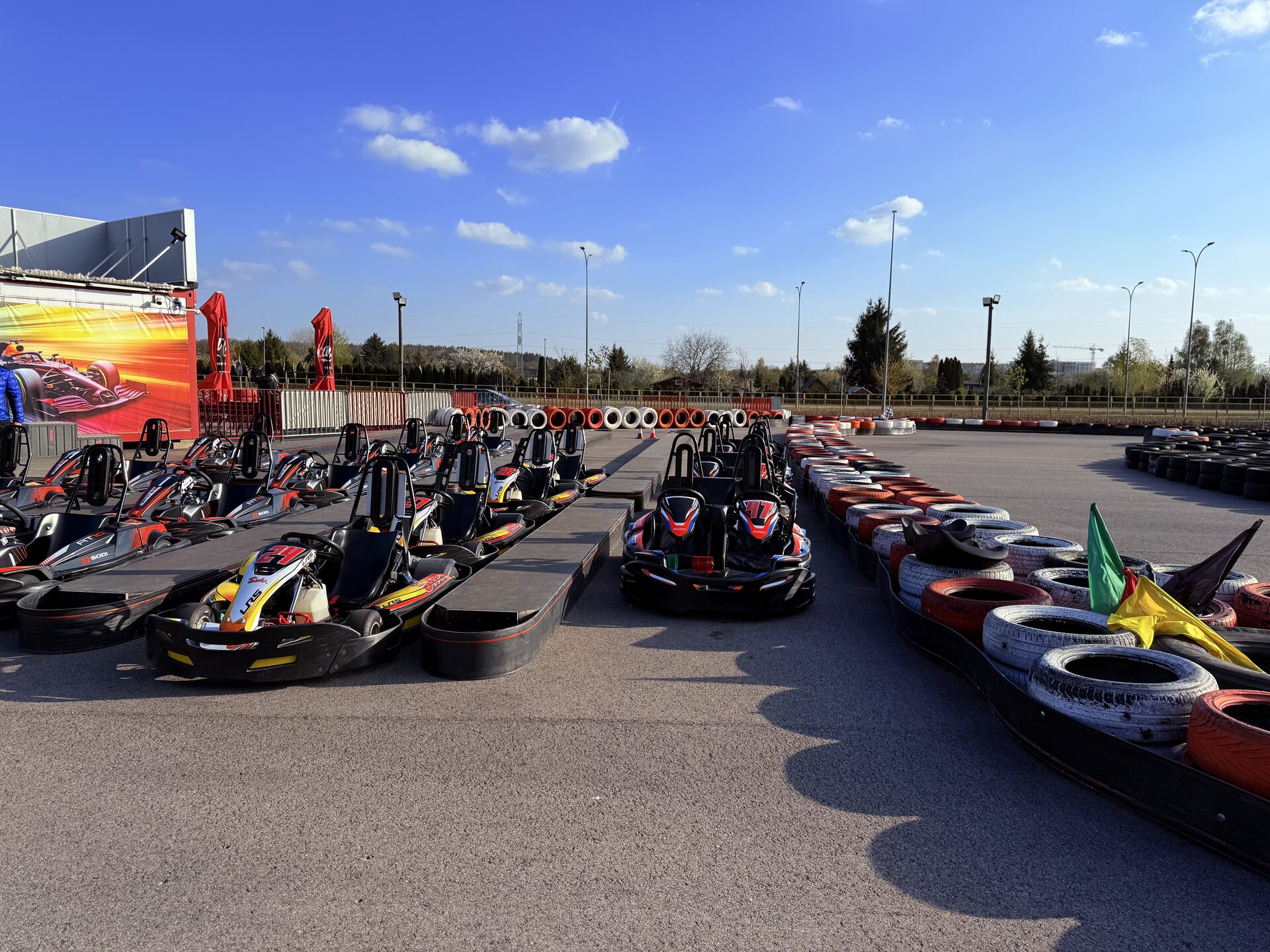Tor kartingowy SadKarting z gokartami, panorama toru w Białymstoku