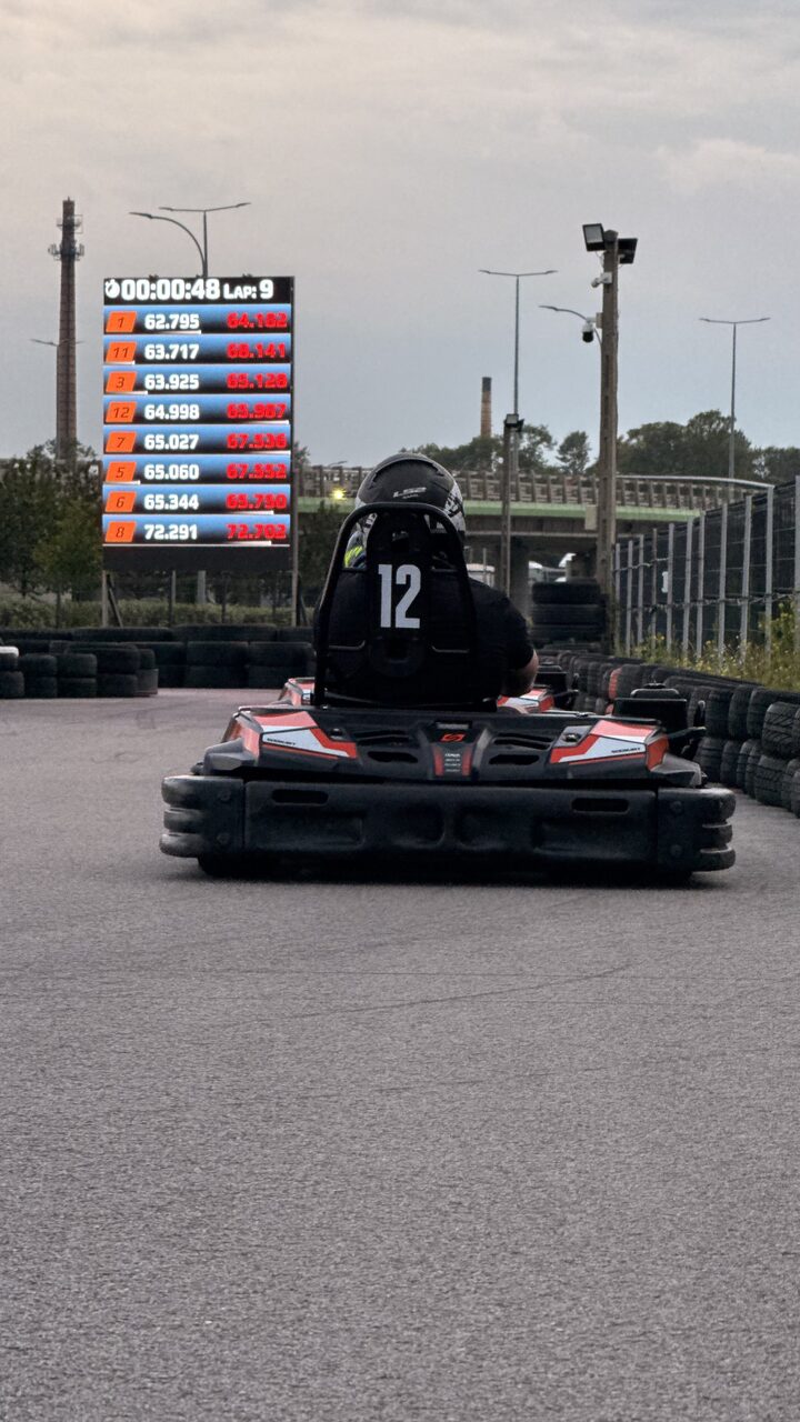 Kierowca na torze SadKarting z tablicą pomiaru czasu