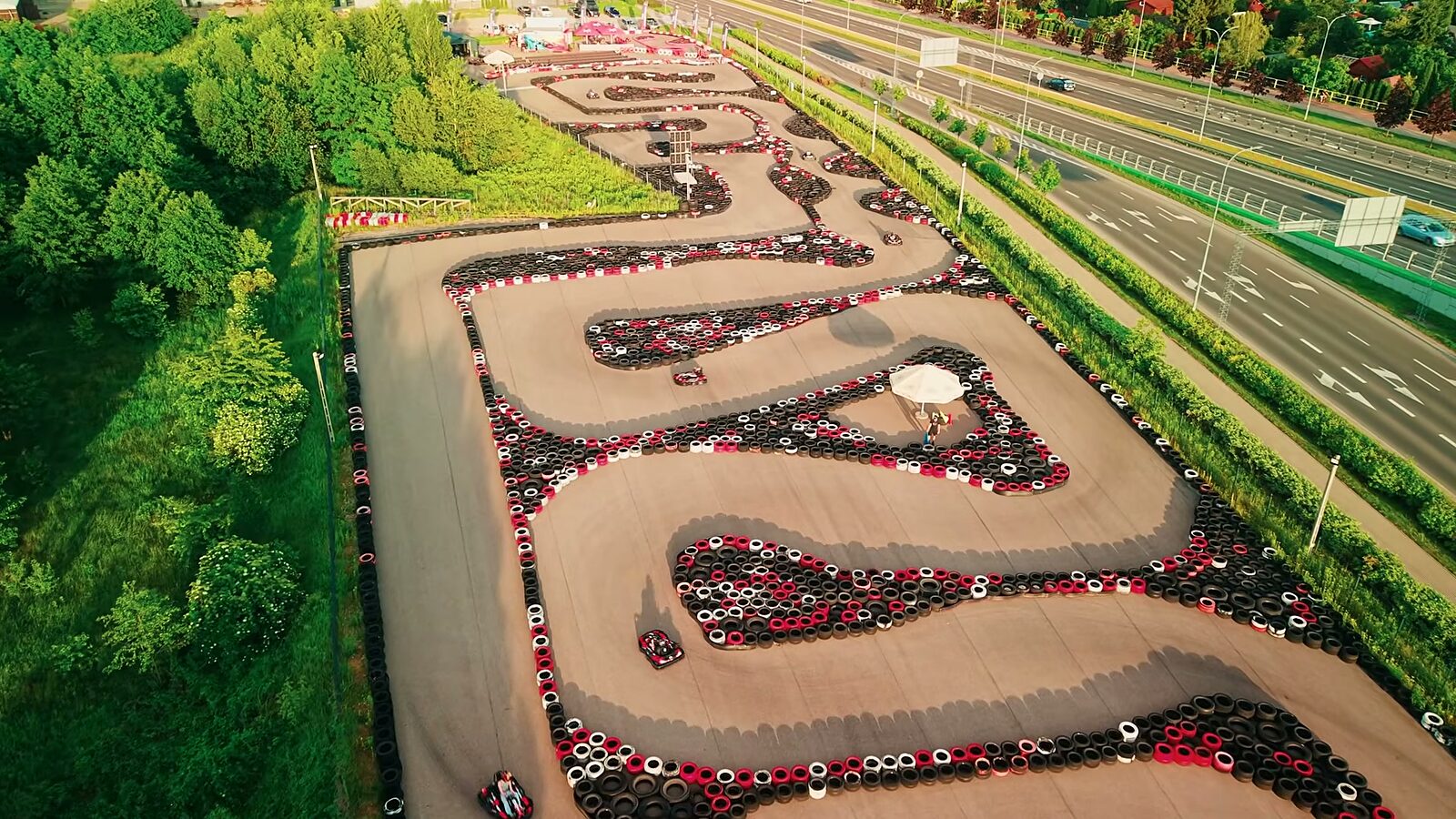 Tor kartingowy Sadkarting widziany z drona